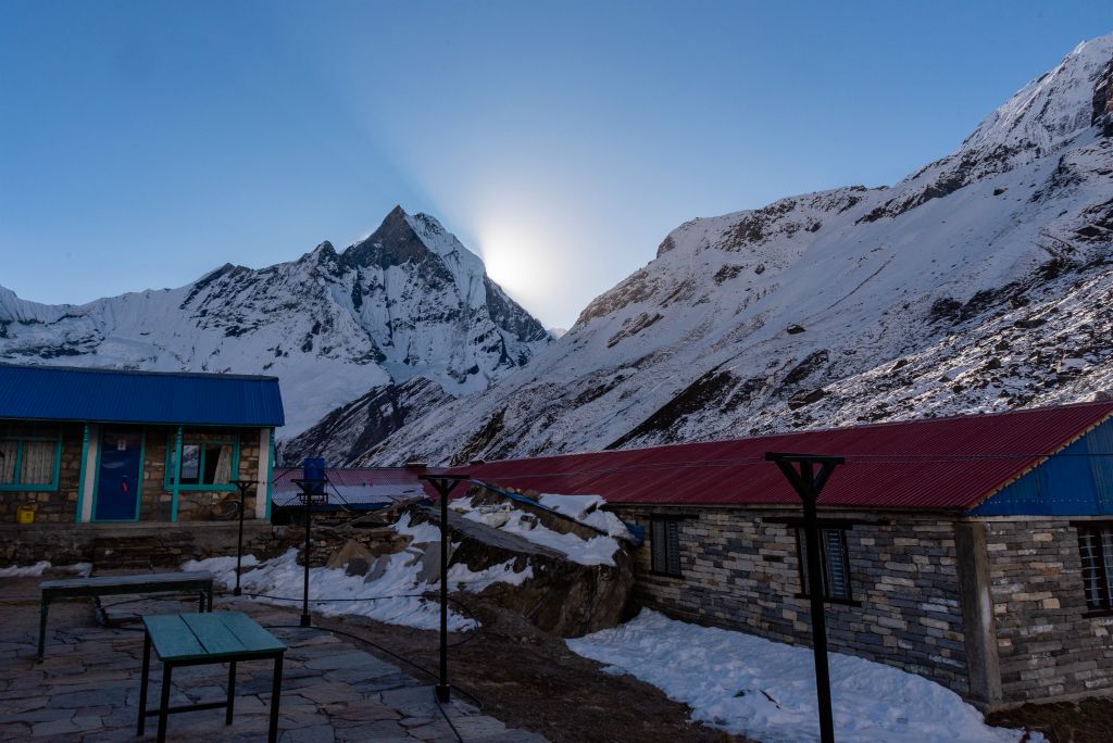 Retour au camp pour le petit-déjeuner (en arrière plan le Machhapuchhare)